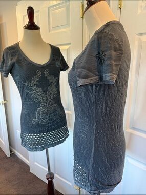 Sz M Buckle Velvet & Stone Tee